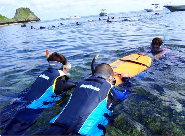 浮き輪につかまって進むことも可能!photo by そとあそび