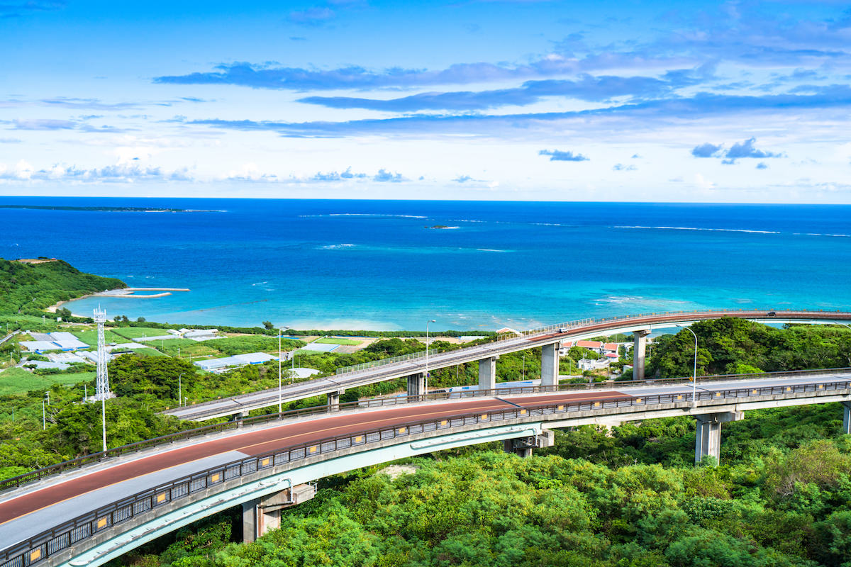 海の上を進むまっすぐな道 沖縄で絶景のドライブを楽しもう Sotoasobi Life そとあそびライフ Sotoasobi Life そとあそびライフ