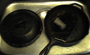 ダッチオーブンをたわし等で洗う