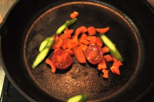 野菜くずをいためる