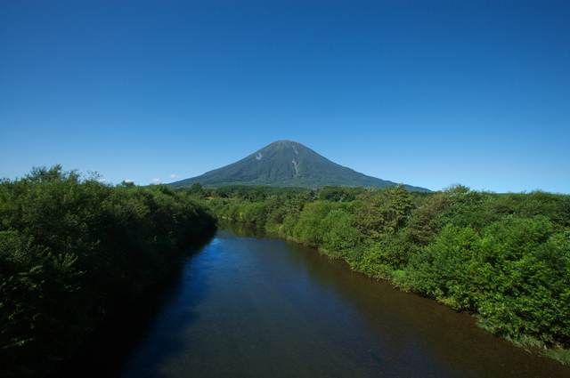 「羊蹄山と尻別川」photo by yamoto kaoru