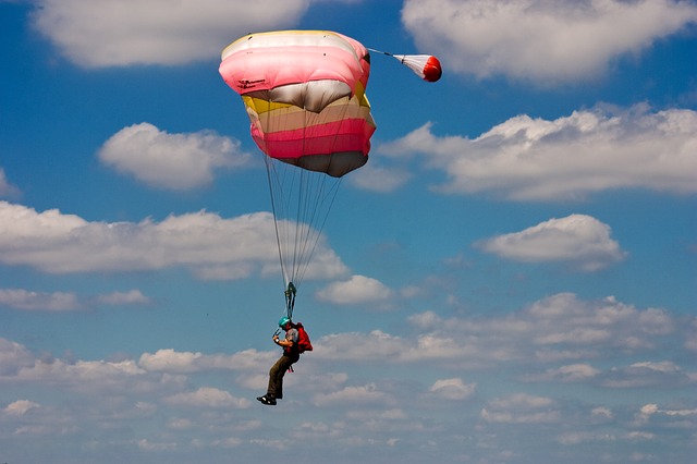 skydiving-646480_640